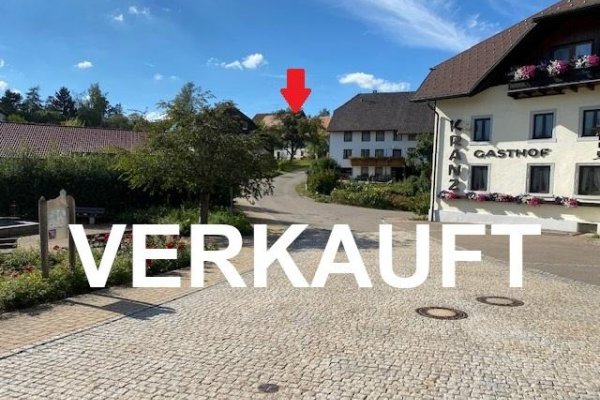 VERKAUFT i. 2021 - Ehem. Bauernhaus, ca. 100 Jahre alt, 8 Zi., 2 Bäder, Wintergarten, Terrasse, Abgang aufs Grundstück, Kachelofen + ZH, Schopf, 2 Garagen, Carport