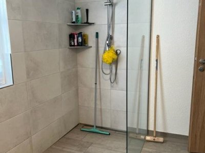 Neuwertiges, freistehendes Energiespar-Einfamilienhaus in ruhiger, sonniger Sackgassenlage
Freisitz mit Alpenblick, Naturzaun, EBK mit Essbar, Wärmepumpe mit Umluft und Brauchwasserspeicher (nur kurz bewohnt / Auslandswohnsitz), 2 Garagen