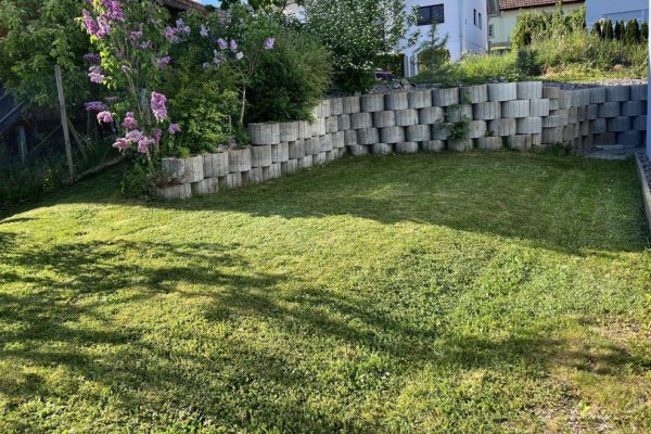 sonniges Rasengrundstück