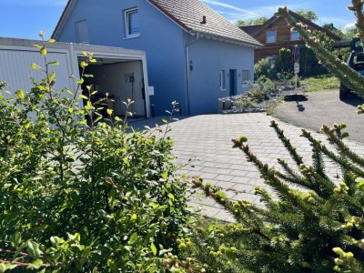 Neuwertiges, freistehendes Energiespar-Einfamilienhaus in ruhiger, sonniger Sackgassenlage
Freisitz mit Alpenblick, Naturzaun, EBK mit Essbar, Wärmepumpe mit Umluft und Brauchwasserspeicher (nur kurz bewohnt / Auslandswohnsitz), 2 Garagen