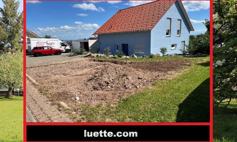Neuwertiges, freistehendes Energiespar-Einfamilienhaus in ruhiger, sonniger Sackgassenlage
Freisitz mit Alpenblick, Naturzaun, EBK mit Essbar, Wärmepumpe mit Umluft und Brauchwasserspeicher (nur kurz bewohnt / Auslandswohnsitz), 2 Garagen