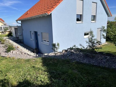 Neuwertiges freist. Energiesparhaus / EFH, 2 Garagen, Blick, EBK mit Essbar, ruhige, sonnige Sackgassenlage, Wärmepumpe mit Umluft und Brauchwasserspeicher (nur kurz bewohnt / Auslandswohnsitz)