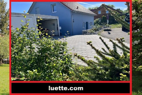 Neuwertiges, freistehendes Energiespar-Einfamilienhaus in ruhiger, sonniger Sackgassenlage
Freisitz mit Alpenblick, Naturzaun, EBK mit Essbar, Wärmepumpe mit Umluft und Brauchwasserspeicher (nur kurz bewohnt / Auslandswohnsitz), 2 Garagen
