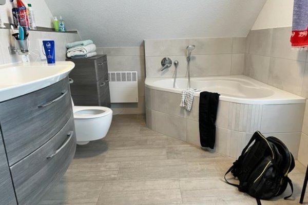 Badezimmer mit Badewanne