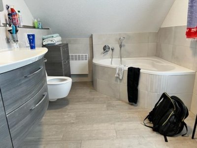 Neuwertiges, freistehendes Energiespar-Einfamilienhaus in ruhiger, sonniger Sackgassenlage
Freisitz mit Alpenblick, Naturzaun, EBK mit Essbar, Wärmepumpe mit Umluft und Brauchwasserspeicher (nur kurz bewohnt / Auslandswohnsitz), 2 Garagen