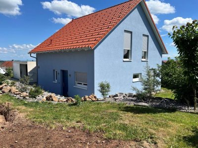 Neuwertiges, freistehendes Energiespar-Einfamilienhaus in ruhiger, sonniger Sackgassenlage
Freisitz mit Alpenblick, Naturzaun, EBK mit Essbar, Wärmepumpe mit Umluft und Brauchwasserspeicher (nur kurz bewohnt / Auslandswohnsitz), 2 Garagen