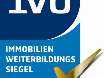 In einer kleinen gepflegten Wohnanlage mit nur 3 Parteien erwartet Sie diese grosszügige Wohnung mit ca. 110 m² Wohnfl., Schwedenofen, Erker, Balkon, Blick, Garage, Schopf