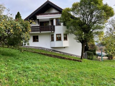 Solide vermietete 3-4-Zi-ETW, ca. 110 m² Wohnfl., Balkon, Erker, EBK, Schwedenofen