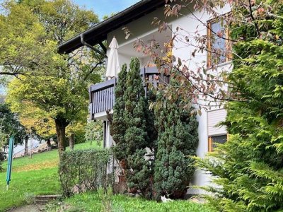 In einer kleinen gepflegten Wohnanlage mit nur 3 Parteien erwartet Sie diese grosszügige Wohnung mit ca. 110 m² Wohnfl., Schwedenofen, Erker, Balkon, Blick, Garage, Schopf
