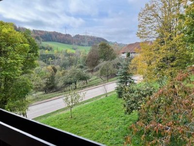 Diese grosszügige 4-Zimmer-ETW befindet sich in einem gepflegten, massiv erstellten 3-Familienhaus und bietet Ihnen alles, was Sie für ein harmonisches Zuhause benötigen
Schwedenofenanschluss, Erker, Balkon, Blick, Garage, Schopf