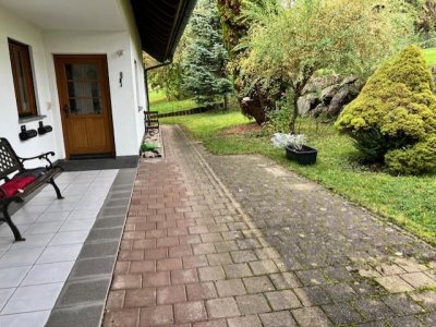 sofort beziehbare, gut ausgestattete 4-Zi-ETW, Schwedenofen, EBK, Parkett, Balkon, mit darüberliegendem Speicher, Garage 