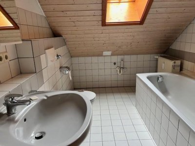 4-Zi-ETW, in kl. gepflegtem 3FamH, Balkon, EBK, Schwedenofen, Blick, Garage