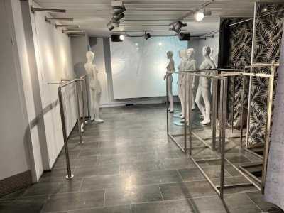 Nutzen Sie die Gelegenheit, ein erstklassiges Ladenlokal in der begehrten Kaiserstraße von Waldshut zu mieten. Diese Geschäftsstraße bietet Ihnen eine hervorragende Sichtbarkeit und Kundenfrequenz.
grosse Schaufensterfront, Lastenlift, Lager