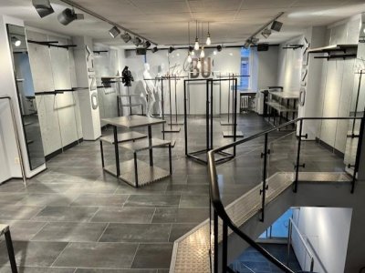 Nutzen Sie die Gelegenheit, ein erstklassiges Ladenlokal in der begehrten Kaiserstraße von Waldshut zu mieten. Diese Geschäftsstraße bietet Ihnen eine hervorragende Sichtbarkeit und Kundenfrequenz.
grosse Schaufensterfront, Lastenlift, Lager