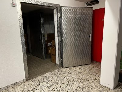 Beste Lage im Herzen, Mitten im Zetrum von Müllheim, Laden-/Gewerbetage, ca. 1.271 m² Nutzfl. 21 Stpl., 7 Tiefgaragenplätze, Rampe, Lastenlift, UG: Kühlraum 