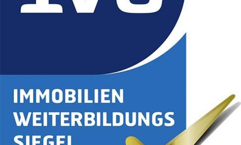 Nutzen Sie diese ideale Gelegenheit für eine nachhaltige Kapitalanlage mitten im Zentrum!Gewerbeladennutzfläche ca. 1.051,67 m², Büro / Praxis ca. 647,18 m² Nutzfl. 7 Whgen, á 2 Zi/2 ½ Zi/3 Zi./3 ½ Zi, jew. Balkon ca. 545 m² Wohnfl., hausmeisterbetreut