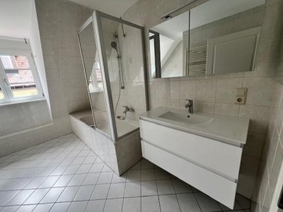 Willkommen in Ihrer neuen Traumwohnung 4-Zi-ETW am Kurpark, Dom, fussläufig ins Zentrum, vollständig renoviert, EBK / Türen / Holzpellet-Heizung erneuert, traumhafte Aussicht auf Park
