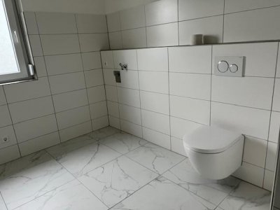 Erleben Sie den Neubauerstbezug dieser exklusiven und geräumigen 3-Zimmer-Terrassen-ETW mit einer Wohnfläche von ca. 106 m²
Genießen Sie den großen, überdachten Balkon mit traumhaftem Fernblick – der perfekte Ort zum Entspannen und Verweilen