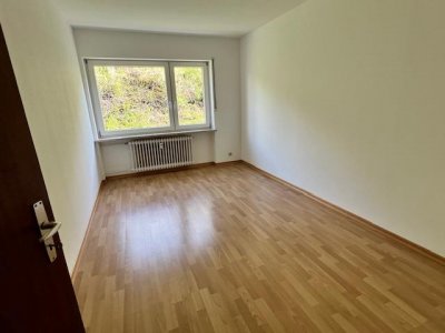 3-Zi-Whg, Südbalkon, schöner Blick, EBK, helles Bad, Fenster erneuert, grosser Keller, Allgemeintrockenraum, Allgemeinfahrradraum, grosse Garage, zentrumsnahe Lage, Nähe Bushaltestelle, 10 Min. in Kaiserstraße