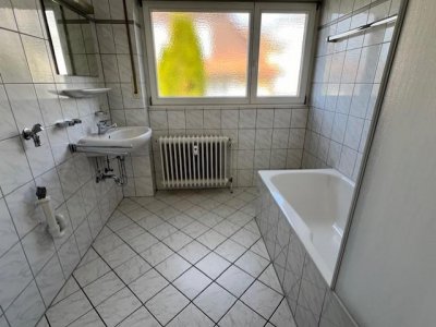 3-Zi-Whg, Südbalkon, schöner Blick, EBK, helles Bad, Fenster erneuert, grosser Keller, Allgemeintrockenraum, Allgemeinfahrradraum, grosse Garage, zentrumsnahe Lage, Nähe Bushaltestelle, 10 Min. in Kaiserstraße