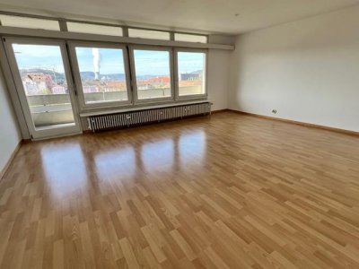 3-Zi-Whg, Südbalkon, schöner Blick, EBK, helles Bad, Fenster erneuert, grosser Keller, Allgemeintrockenraum, Allgemeinfahrradraum, grosse Garage, zentrumsnahe Lage, Nähe Bushaltestelle, 10 Min. in Kaiserstraße