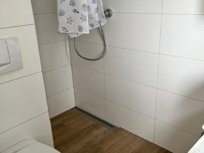 Einfamilienhaus (DHH), 7 ½ Zi, ca. 153 m² Wohnfl., in ruhiger, sonniger Lage, ideal für Familie mit Kindern, Holzpellet-HZ erneuert, mod. EBK, Wintergarten, ebenerdiges Rasengrundstück, Naturzaun, Schwedenofen, 2 Bäder, EG neuwertig, Garage