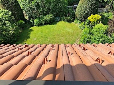 Einfamilienhaus (DHH), 7 ½ Zi, ca. 153 m² Wohnfl., in ruhiger, sonniger Lage, ideal für Familie mit Kindern, Holzpellet-HZ erneuert, mod. EBK, Wintergarten, ebenerdiges Rasengrundstück, Naturzaun, Schwedenofen, 2 Bäder, EG neuwertig, Garage