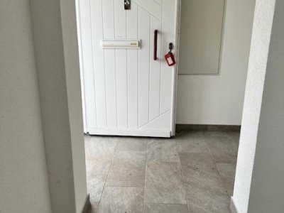 Einfamilienhaus (DHH), 7 ½ Zi, ca. 153 m² Wohnfl., in ruhiger, sonniger Lage, ideal für Familie mit Kindern, Holzpellet-HZ erneuert, mod. EBK, Wintergarten, ebenerdiges Rasengrundstück, Naturzaun, Schwedenofen, 2 Bäder, EG neuwertig, Garage