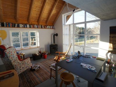 Haus im Haus, separat zugänglich, 2002 erstellt in idyllisch landschaftlicher Lage, Dachsberg, Klosterweiher, sonnig, nebelfrei, Wohnen in gesundem Klima, Büro/Arbeiten, Fussbodenheiz., Schwedenofen, Galerie, Studio, Seminarraum, Werkstatt über der Garage