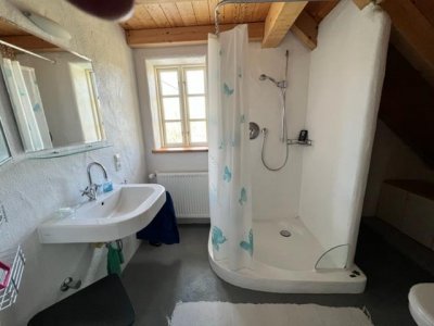 
Inmitten der idyllischen Lage von Dachsberg, Nahe Klosterweiher, präsentiert sich dieses außergewöhnlich sanierte ehemalige Schwesternhaus als eine mod. Wohlfühloase. Hauptgebäude ca. 161 m² Wohnfl., zusätzl. Anbau ca. 145 m² Wohnfl.