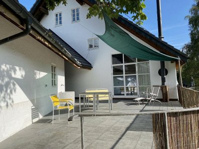 
Inmitten der idyllischen Lage von Dachsberg, Nahe Klosterweiher, präsentiert sich dieses außergewöhnlich sanierte ehemalige Schwesternhaus als eine mod. Wohlfühloase. Hauptgebäude ca. 161 m² Wohnfl., zusätzl. Anbau ca. 145 m² Wohnfl.