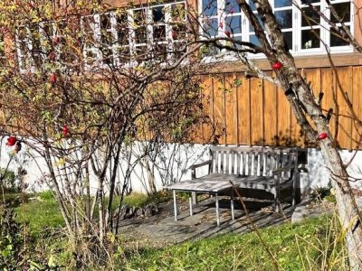 
Inmitten der idyllischen Lage von Dachsberg, Nahe Klosterweiher, präsentiert sich dieses außergewöhnlich sanierte ehemalige Schwesternhaus als eine mod. Wohlfühloase. Hauptgebäude ca. 161 m² Wohnfl., zusätzl. Anbau ca. 145 m² Wohnfl.