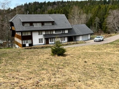 
Inmitten der idyllischen Lage von Dachsberg, Nahe Klosterweiher, präsentiert sich dieses außergewöhnlich sanierte ehemalige Schwesternhaus als eine mod. Wohlfühloase. Hauptgebäude ca. 161 m² Wohnfl., zusätzl. Anbau ca. 145 m² Wohnfl.