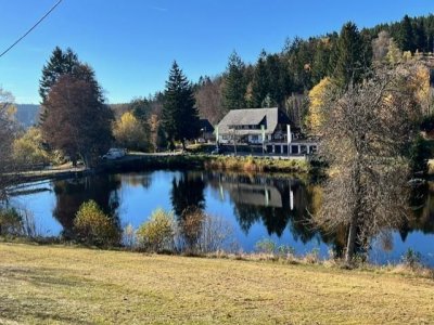 
Inmitten der idyllischen Lage von Dachsberg, Nahe Klosterweiher, präsentiert sich dieses außergewöhnlich sanierte ehemalige Schwesternhaus als eine mod. Wohlfühloase. Hauptgebäude ca. 161 m² Wohnfl., zusätzl. Anbau ca. 145 m² Wohnfl.