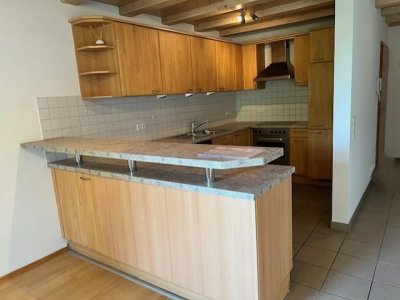 Entdecken Sie Ihre neue traumhafte gelegene 3-Zi-Whg, Rheinblick, ruhige Sackgassenlage, Waldrand, EBK, Essbar, Bad Wanne, Dusche, Fenster, Parkett, Wärmepumpe m. Solarenergie
Fahrradraum, Keller, Garage, ebenerdiger Zugang, kurzfristig frei