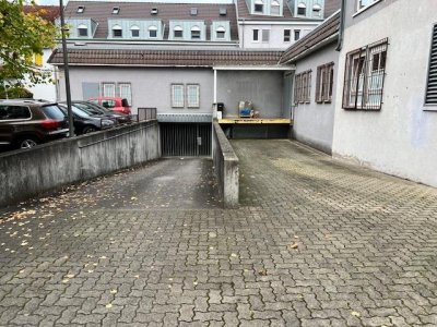 Gelegenheit: Unmittelbar am Schweizer Zoll gelegene Gewerbe-Ladenetage, ca. 650 m² Nutzfl., 25 Stpl., WC-Anlage, Büro, Rampe für Anlieferung, Lager