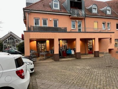 Nutzen Sie diese ideale Gelegenheit für eine nachhaltige Kapitalanlage mitten im Zentrum!Gewerbeladennutzfläche ca. 1.051,67 m², Büro / Praxis ca. 647,18 m² Nutzfl. 7 Whgen, á 2 Zi/2 ½ Zi/3 Zi./3 ½ Zi, jew. Balkon ca. 545 m² Wohnfl., hausmeisterbetreut