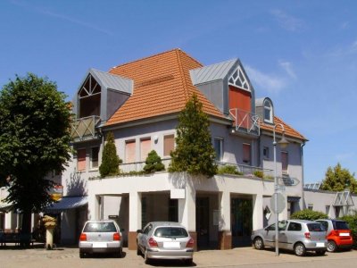 Nutzen Sie diese ideale Gelegenheit für eine nachhaltige Kapitalanlage mitten im Zentrum!Gewerbeladennutzfläche ca. 1.051,67 m², Büro / Praxis ca. 647,18 m² Nutzfl. 7 Whgen, á 2 Zi/2 ½ Zi/3 Zi./3 ½ Zi, jew. Balkon ca. 545 m² Wohnfl., hausmeisterbetreut