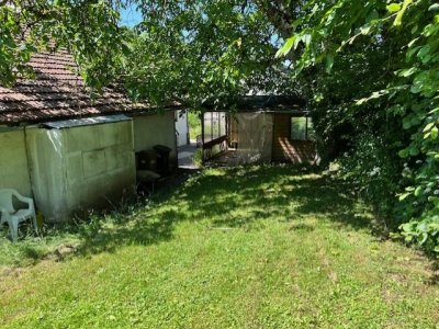Für Heimwerker, Garagen, Schopf, Abstellunterstände, Wiesen, alter Baumbestand, Areal ca. 1.340m², älteres Wohnhaus, 4 Zi, EBK, Duschbad, Sauna, gedeckter Aussengartenfreisitz, Öl-ZH, HolzHZ, DG Ausbaureserve, Keller, gepfl. Hofplatz, 2Anliegerzufahrten