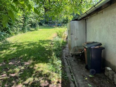 Für Heimwerker, Garagen, Schopf, Abstellunterstände, Wiesen, alter Baumbestand, Areal ca. 1.340m², älteres Wohnhaus, 4 Zi, EBK, Duschbad, Sauna, gedeckter Aussengartenfreisitz, Öl-ZH, HolzHZ, DG Ausbaureserve, Keller, gepfl. Hofplatz, 2Anliegerzufahrten