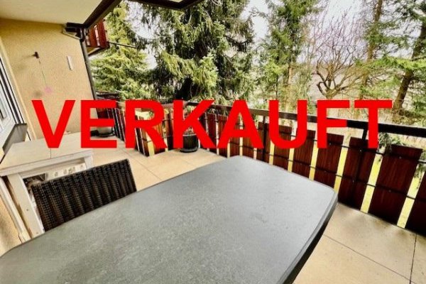 VERKAUFT i. 2025 - Entdecken Sie diese ansprechende und gemütliche 2-Zimmer-ETW, die durch ihre hochwertige Ausstattung und liebevolle Instandsetzung besticht modernes Bad, Closomat, aufwendige EBK, übergrosser Balkon, Markise, Kfz-Stellplatz, Glasfaser