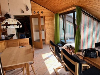 Charmante sonnige, lichtdurchflutete, modernisierte 2-Zi-Mais-Ferien-ETW Falkau, Dachterrasse zusätzlich Balkon, Blick in die Natur, EBK, zahlreiche Einbauten, neue Fenster und Bodenbeläge, neue Öl-Brennwert-Heizung, sep. Warmwasseraufbereitung, Keller