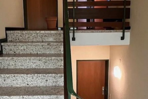 Treppenhaus zur Wohnug, halbe Treppe hoch