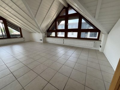 2 1/2 Zi.-Whg, ca. 80 m² Wohnfl., Lift, grosser Balkon, Blick, EBK a.W., Fliesenböden, Fb-Heiz., helle, geräumige, lichtdurchflutete Wohnung, Bad, Dusche + Wanne, Fenster, Keller, Fahrradraum, WM-Raum, Trockenraum
ruhige zentrale Lage, altersgerecht