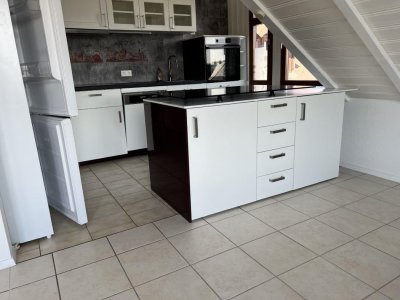 2 1/2 Zi.-Whg, ca. 80 m² Wohnfl., Lift, grosser Balkon, Blick, EBK a.W., Fliesenböden, Fb-Heiz., helle, geräumige, lichtdurchflutete Wohnung, Bad, Dusche + Wanne, Fenster, Keller, Fahrradraum, WM-Raum, Trockenraum
ruhige zentrale Lage, altersgerecht