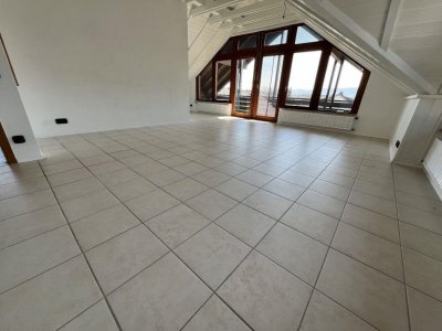 2 1/2 Zi.-Whg, ca. 80 m² Wohnfl., Lift, grosser Balkon, Blick, EBK a.W., Fliesenböden, Fb-Heiz., helle, geräumige, lichtdurchflutete Wohnung, Bad, Dusche + Wanne, Fenster, Keller, Fahrradraum, WM-Raum, Trockenraum
ruhige zentrale Lage, altersgerecht