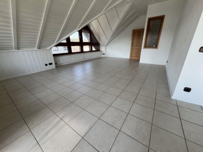 2 1/2 Zi.-Whg, ca. 80 m² Wohnfl., Lift, grosser Balkon, Blick, EBK a.W., Fliesenböden, Fb-Heiz., helle, geräumige, lichtdurchflutete Wohnung, Bad, Dusche + Wanne, Fenster, Keller, Fahrradraum, WM-Raum, Trockenraum
ruhige zentrale Lage, altersgerecht