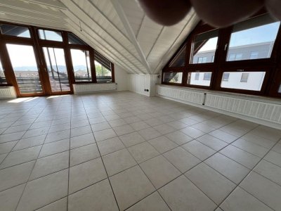 2 1/2 Zi.-Whg, ca. 80 m² Wohnfl., Lift, grosser Balkon, Blick, EBK a.W., Fliesenböden, Fb-Heiz., helle, geräumige, lichtdurchflutete Wohnung, Bad, Dusche + Wanne, Fenster, Keller, Fahrradraum, WM-Raum, Trockenraum
ruhige zentrale Lage, altersgerecht