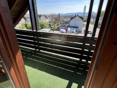 2 1/2 Zi.-Whg, ca. 80 m² Wohnfl., Lift, grosser Balkon, Blick, EBK a.W., Fliesenböden, Fb-Heiz., helle, geräumige, lichtdurchflutete Wohnung, Bad, Dusche + Wanne, Fenster, Keller, Fahrradraum, WM-Raum, Trockenraum
ruhige zentrale Lage, altersgerecht