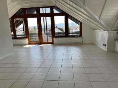 2 1/2 Zi.-Whg, ca. 80 m² Wohnfl., Lift, grosser Balkon, Blick, EBK a.W., Fliesenböden, Fb-Heiz., helle, geräumige, lichtdurchflutete Wohnung, Bad, Dusche + Wanne, Fenster, Keller, Fahrradraum, WM-Raum, Trockenraum
ruhige zentrale Lage, altersgerecht